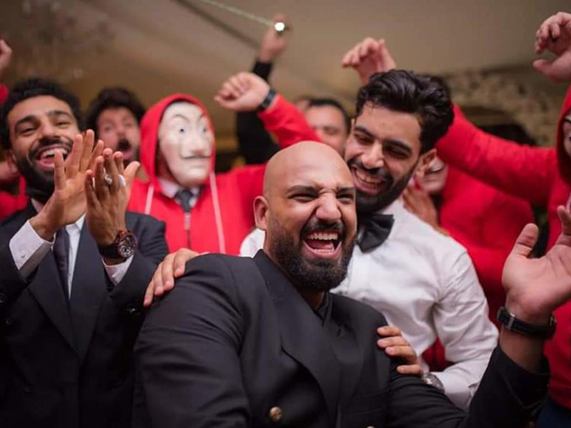 محمد صلاح وابنته مكة يخطفان الأنظار في عرس شقيقه